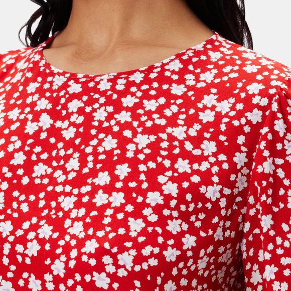 Amour Vert Odilia Crepe Blouse in Jane Red - Picture 2 of 7